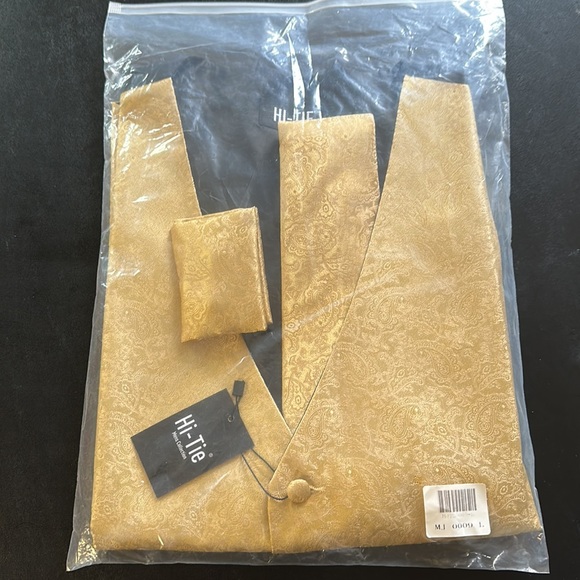 NWT Men’s vest set with tie, cuff links & handkerchief. - Picture 8 of 8